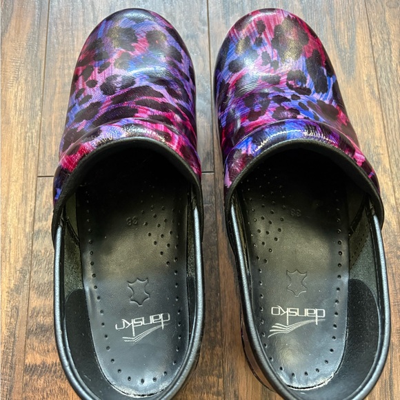 Stylish Women's Multicolor Clogs - Picture 3 of 4